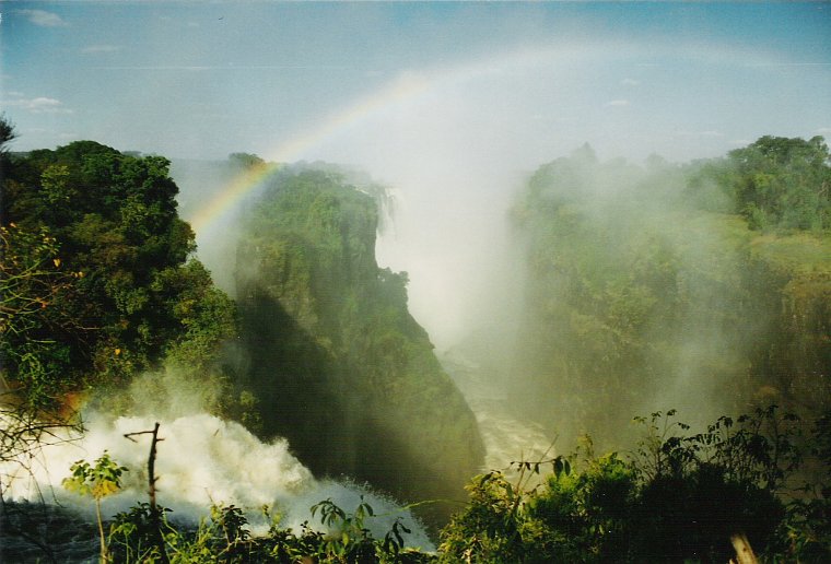 Regenbogen über dem Wasserfall