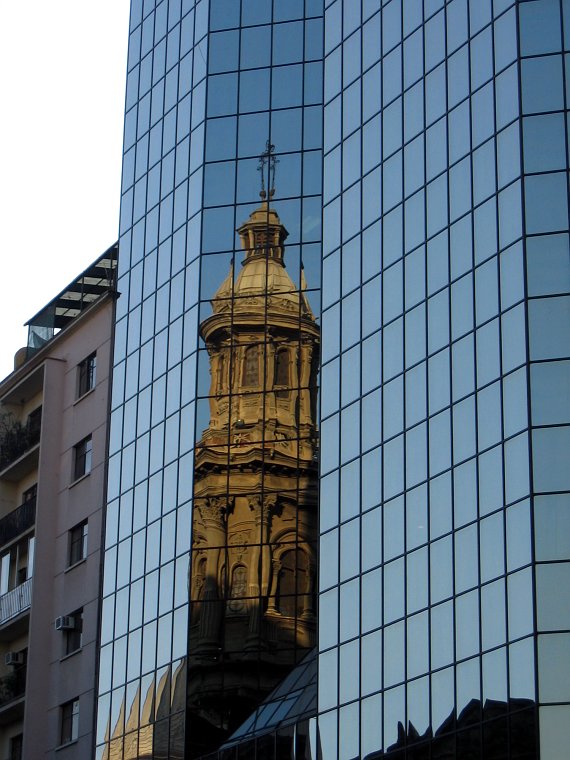 Hochhaus in Santiago de Chile mit Spiegelbild der Kathedrale