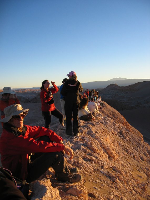 Touristen im Valle de la Luna bei Sonnenuntergang