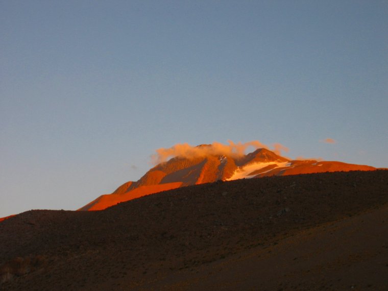 abendlicher Blick zum Gipfel des Llullaillaco (6739 m)