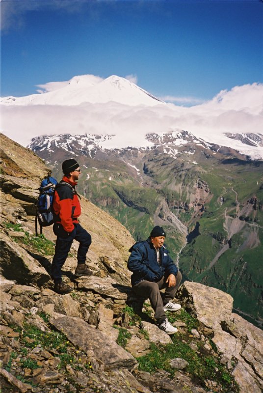 Mischa, unser russischer Guide, und ich vor dem Elbrus