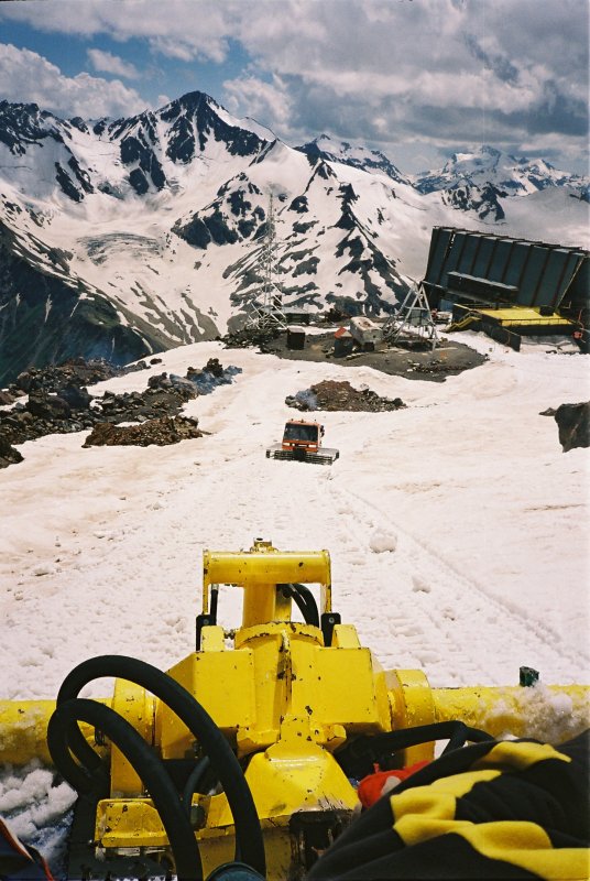 Die Seilbahn-Bergstation Mir (ca. 3500 m)