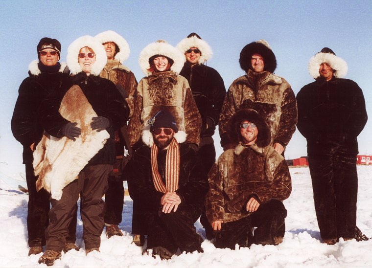 Gruppenbild in Inuitkleidung