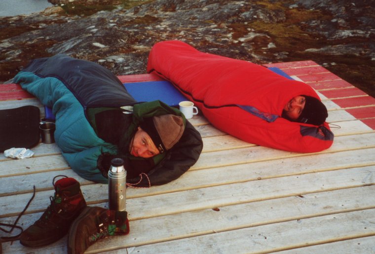 im Schlafsack unter dem grönländischen Himmel