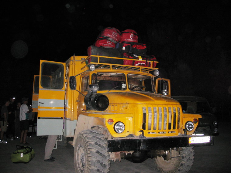 Truck für den Transfer von Osch ins Basislager