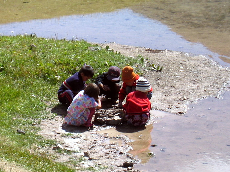 spielende Kinder am Teich