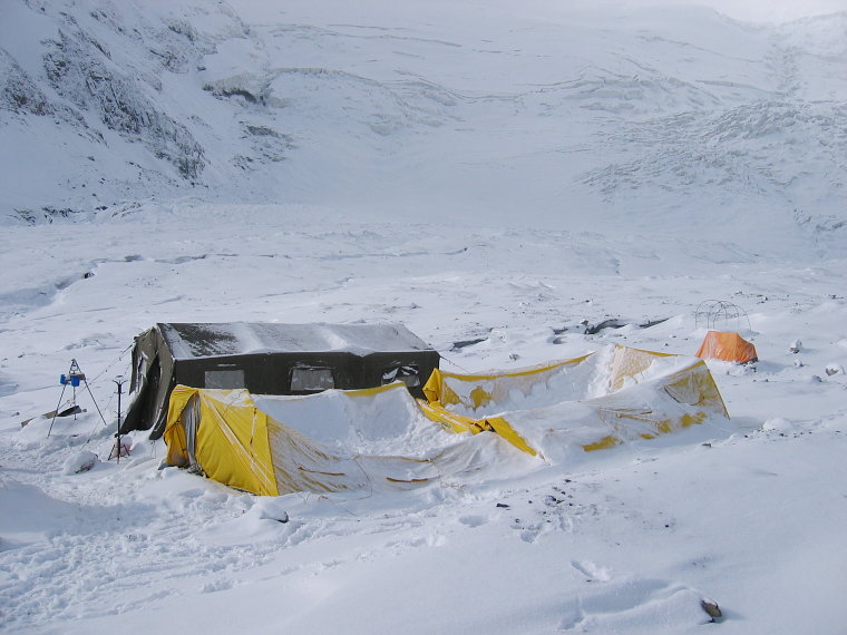 demoliertes Mannschaftszelt der Schweizer Bergsteigergruppe