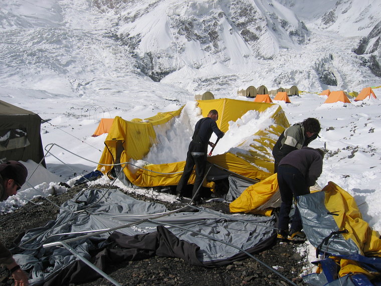 beim Bergen der zerstörten Zelte