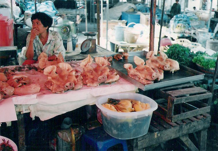 Schweineköpfe am Markt