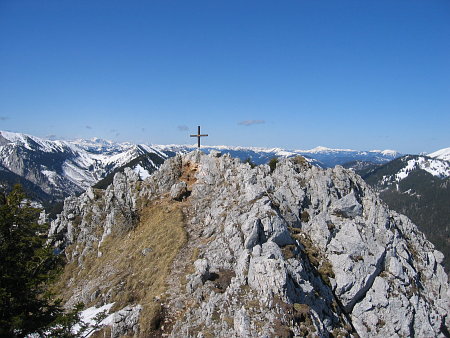 Blick zum Gipfelkreuz