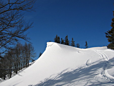 Schneewechte im Gipfelbereich