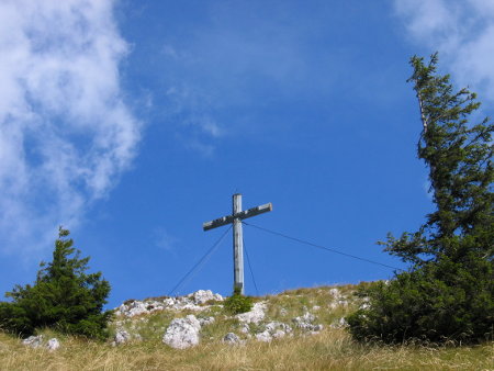 Blick zum Gipfelkreuz der Kremsmauer