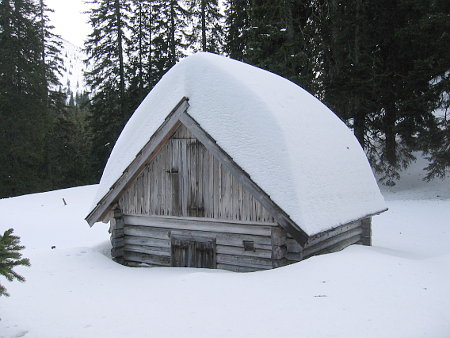 eingeschneite Hütte am Kuhschneeberg