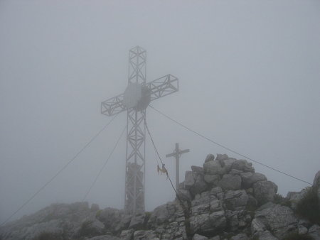 Gipfelkreuz im Nebel