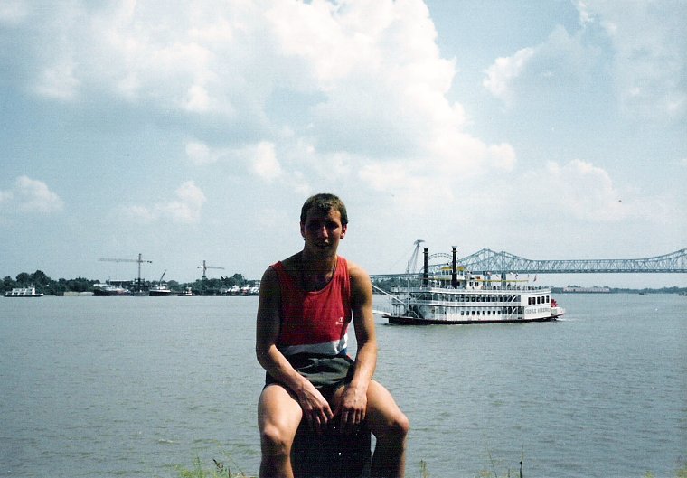 Norbert am Ufer des Mississippi mit Raddampfer am Fluss