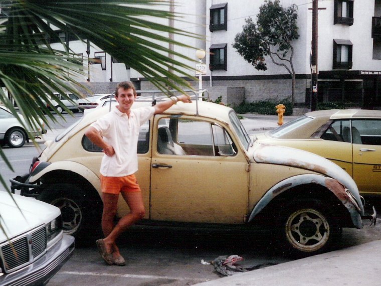 ramponierter VW-Käfer am Straßenrand in San Diego