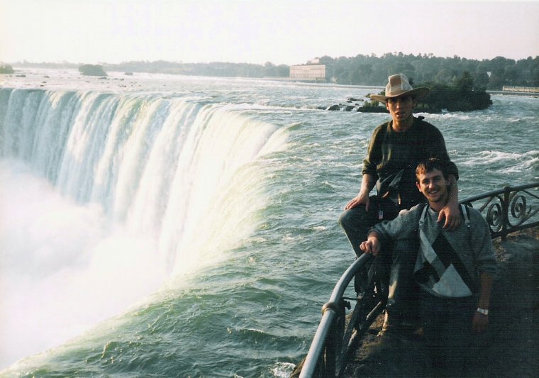mit Norbert vor den Horseshoe Falls auf der kanadischen Seite der Niagarafälle