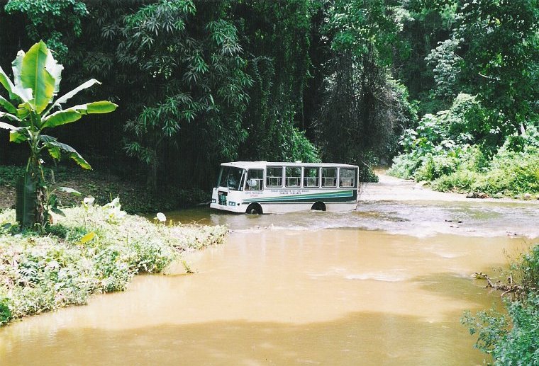 Bus im Fluss